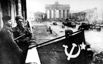 Soviet soldiers after victory in Berlin. Attribution: Bundesarchiv, Bild 183-R77767 / CC-BY-SA